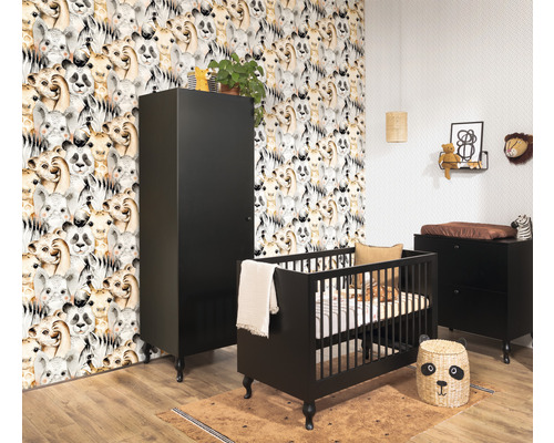 Kinderkamer met babybed, commode, kast en decoratie in safarilook