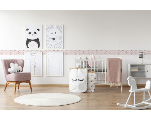 Kinderkamer met meubels en decoraties zoals een muurborduur, afbeeldingen en speelgoed