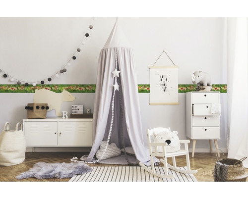 Kinderkamer met dierenmotief rand, hemelbed en witte meubels