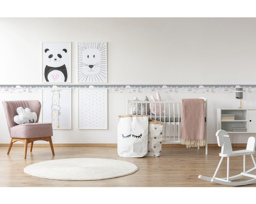 Kinderkamer met meubels en muurdecoratie met dierenmotieven