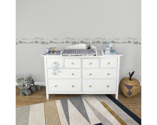 Kinderkamer met witte commode, aankleedblad en speelgoed