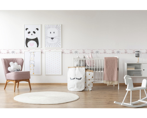 Lichte kinderkamer met dierenposters, babybed en speelgoed