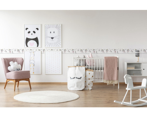 Lichte kinderkamer met wieg, fauteuil, tapijt, schommelpaard en muurdecoraties met dierenmotieven