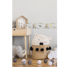 Kinderkamer met houten tafel, berenmand, knuffel neushoorn en dierenmotief rand