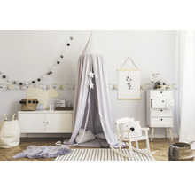 Kinderkamer met hemelbed, ladekast en decoratie