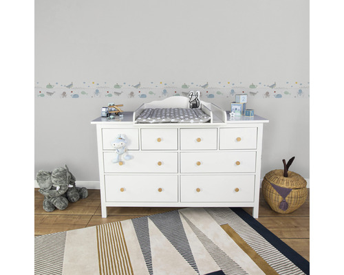 Lichte kinderkamer met commode, aankleedblad en speelgoed