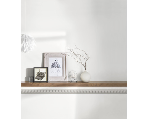 Wanddecoratie met rand, plank, decoratieve objecten en afbeeldingen