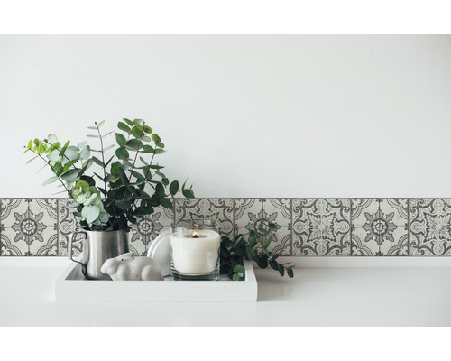 Wandborder met bloemmotief, eucalyptus in kruik en kaars op een dienblad