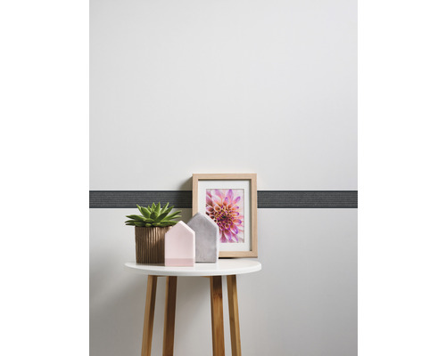 Decoratieve tafel met kamerplant, decoratieve huizen en fotolijst voor een muur met rand