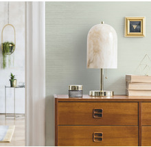 Scene met ladekast, lamp, decoratie en horizontaal behang