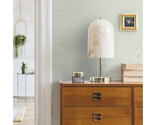 Scene met ladekast, lamp, decoratie en horizontaal behang