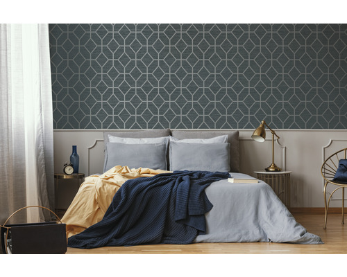 Slaapkamer met geometrisch behang en bed