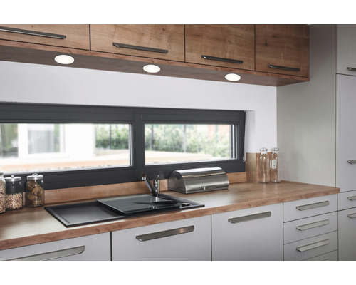 Moderne keuken met houten en grijze tinten, werkblad, gootsteen en raam