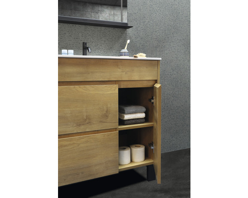 Wastafelonderkast met open deur, handdoeken en toiletpapier in badkamer