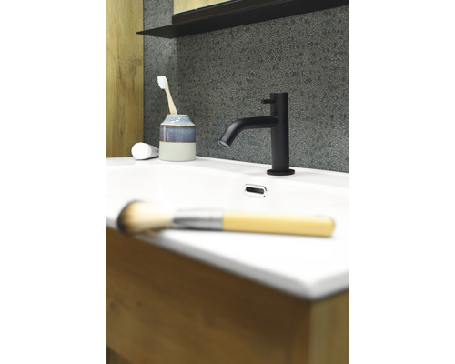 Badkamerwastafel met kraan, tandenborstel, tandpasta en make-up kwast