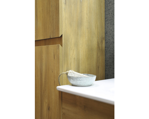 Detail van een badkamer met wastafel en houten kasten