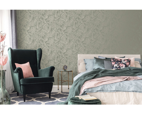 Slaapkamer met patroonbehang, fauteuil en bed