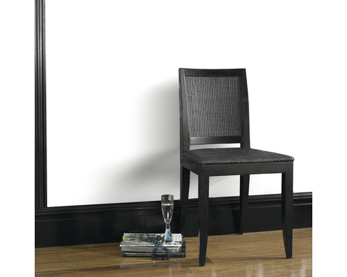 Stoel met stoffen bekleding en houten frame naast een vaas op een boek