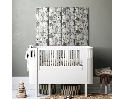 Kinderkamer met ledikant, wandpanelen met berenmotief en decoraties