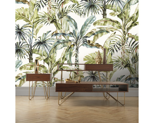 Woonkamer met tropisch behang en houten meubels op gouden poten