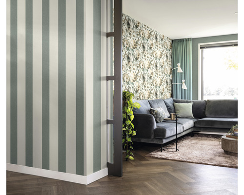 Woonkamer met gestreept behang en behang met bloemenpatroon
