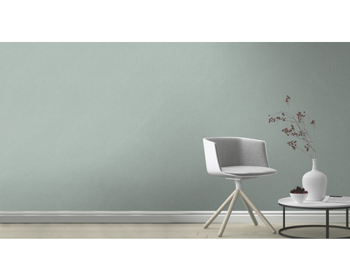 Scène met stoel, tafel en decoratieartikelen voor een wand