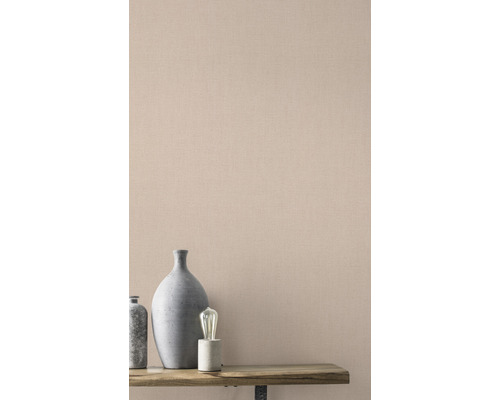 Kamerweergave met textielbehang en decoratie op een plank