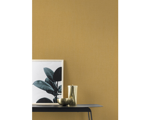 Close-up van een behang met patroon, gecombineerd met een afbeelding, een kom en een kruik op een tafel