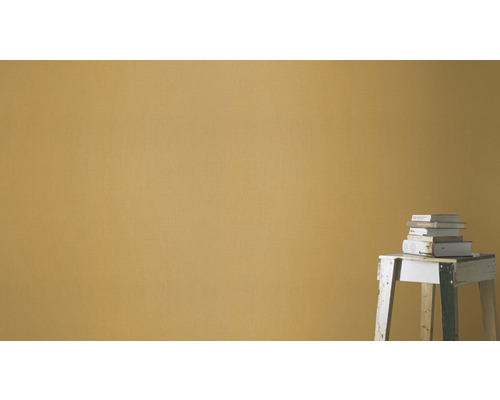 Muur met stapel boeken op klein tafeltje