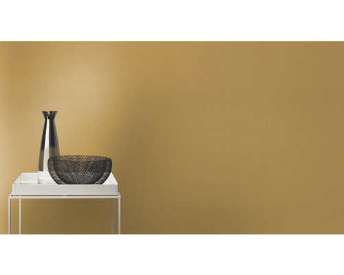 Decoratieve vaas en schaal op kleine tafel