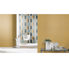 Lichte woonkamer met gestreept behang, stoel en decoraties