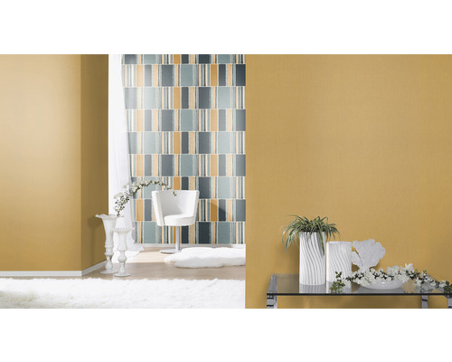 Lichte woonkamer met gestreept behang, stoel en decoraties