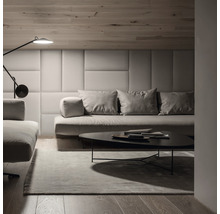 Woonkamer met bank, kussens, tapijt, tafel en staande lamp