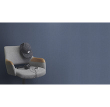 Grijze fauteuil met pet, hoofdtelefoon en MP3 speler