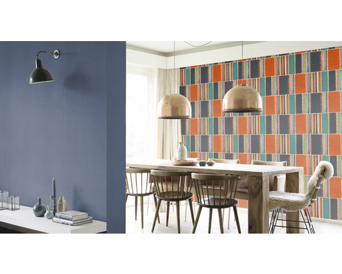 Eetkamer met eettafel, stoelen, wandlamp en behang met patroon