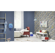 Lichte kinderkamer met bed, bureau, ladder en tropisch junglebehang