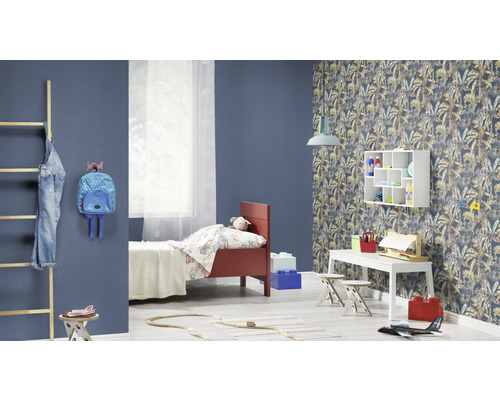 Lichte kinderkamer met bed, bureau, ladder en tropisch junglebehang