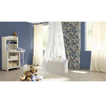 Lichte kinderkamer met commode, babywieg met hemel en teddyberen