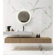 Moderne badkamer met marmeren tegels, wastafel en ronde spiegel