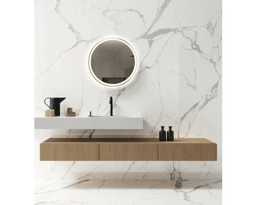 Moderne badkamer met marmeren tegels, wastafel en ronde spiegel