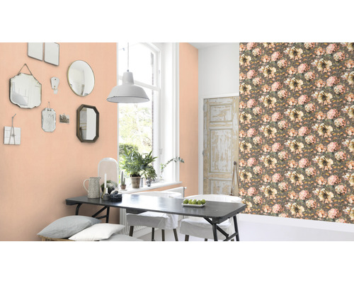Eetkamer met eettafel, stoelen, spiegels aan de muur en bloemenbehang