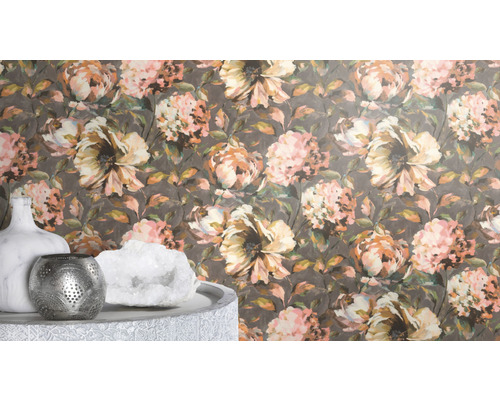 Decoratief behang met bloemmotief, vaas, theelichthouder en decoratief kristal op een tafel