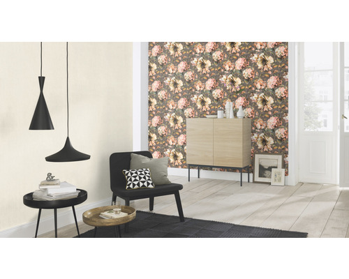 Woonkamer met bloemetjesbehang, dressoir, stoel, tafel en hanglampen