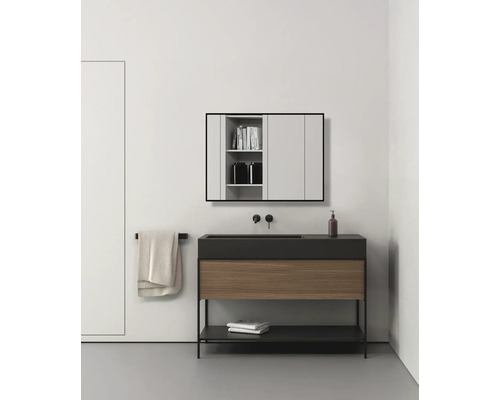 Badkamer met wastafelonderkast, spiegelkast en handdoekhouder