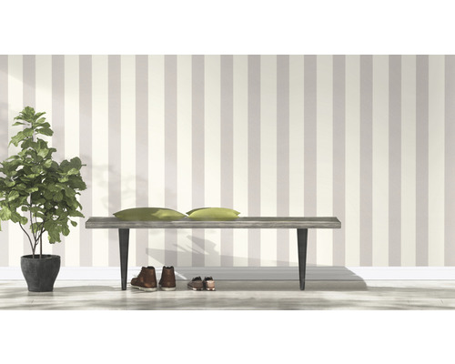 Kamerweergave met gestreept behang, bank, kussens, schoenen en kamerplant