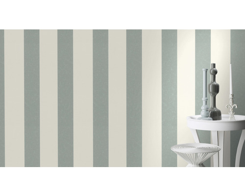 Kamerweergave met gestreept behang, bijzettafel en decoratie