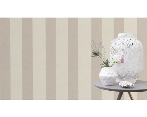 Decoratief stilleven met gestreepte wandbekleding, lantaarn en vaas op een tafel.