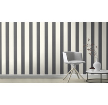 Kamer met gestreept behang, stoel en tafel