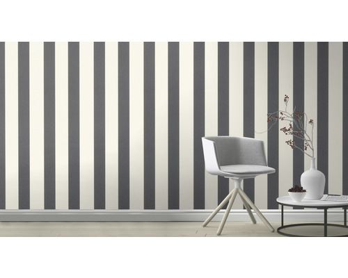 Kamer met gestreept behang, stoel en tafel