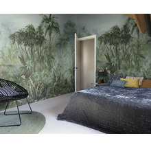 Slaapkamer met junglebehang, bed, stoel en deur
